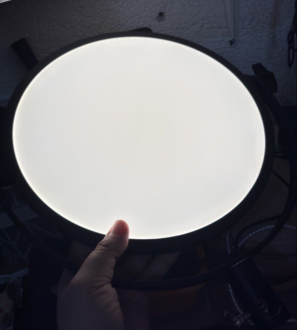 Brandnew Neewer NL-200A Round Panel Light (Category: Other Photography Accessories) located in Paranaque City. Submitted by dalle_closet (Listing ID 1469212351, Image 3). Description: brandnew po 5900 price nito sa blue app working well.