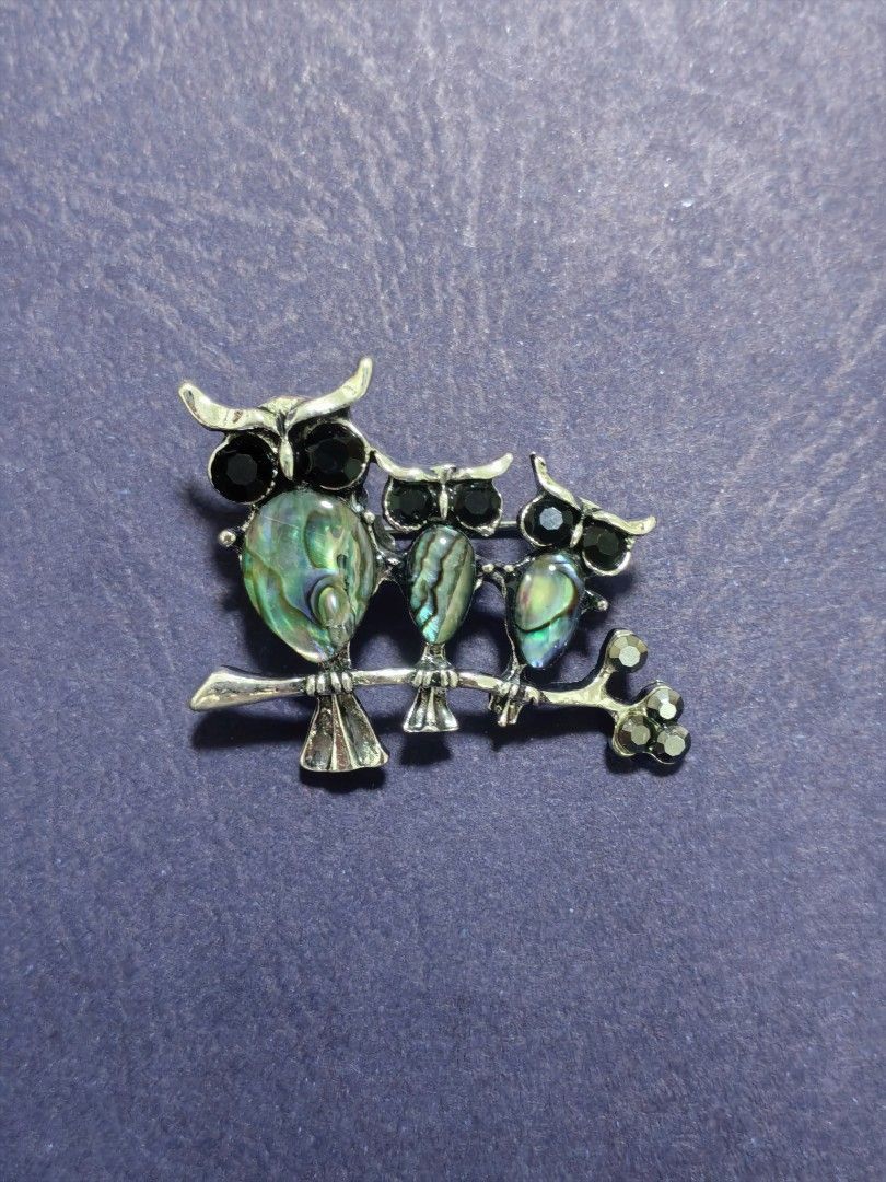 Brooch Pin Triple Owl (Category: Brooches) located in Taguig. Submitted by jeannescarlet (Listing ID 1469184138, Image 1). Description: 💎Brand New 💎Alloy Material.