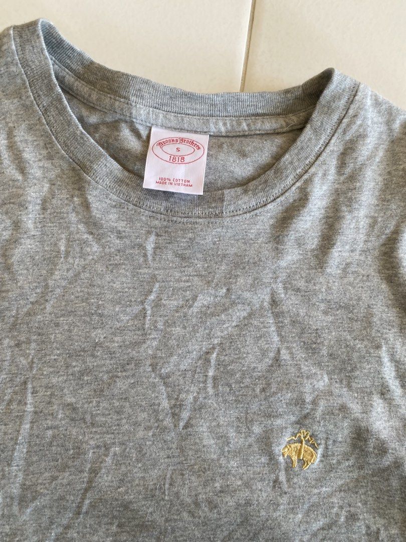 Brooks Brothers crew neck (Category: Luxury Apparel) located in Tacurong. Submitted by _markus (Listing ID 1469270031, Image 2). Description: Excellent Condition Dimes 18x26 No issue.