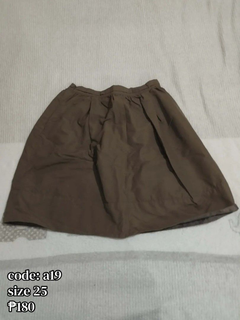 Brown pleated skirt size 25 code a19 (Category: Skirts) located in Carmona. Submitted by ichorvault (Listing ID 1469285456, Image 1). Description: - Item: Brown pleated skirt - Code: A19 - Waist Size: 25 - Style: Classic flare with neat all-around pleats - Fabric: Lightweight and flows nicely - Versatility: Neutral shade, great for casual days or office wear.
