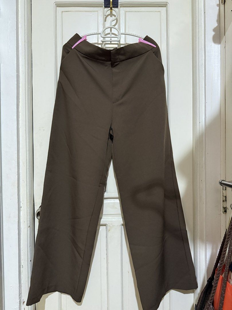 Brown wide leg trousers pants (Category: Jeans) located in Marikina City. Submitted by louvy.r (Listing ID 1469310598, Image 1). Description: Fits 33 waist Length 41 inches.