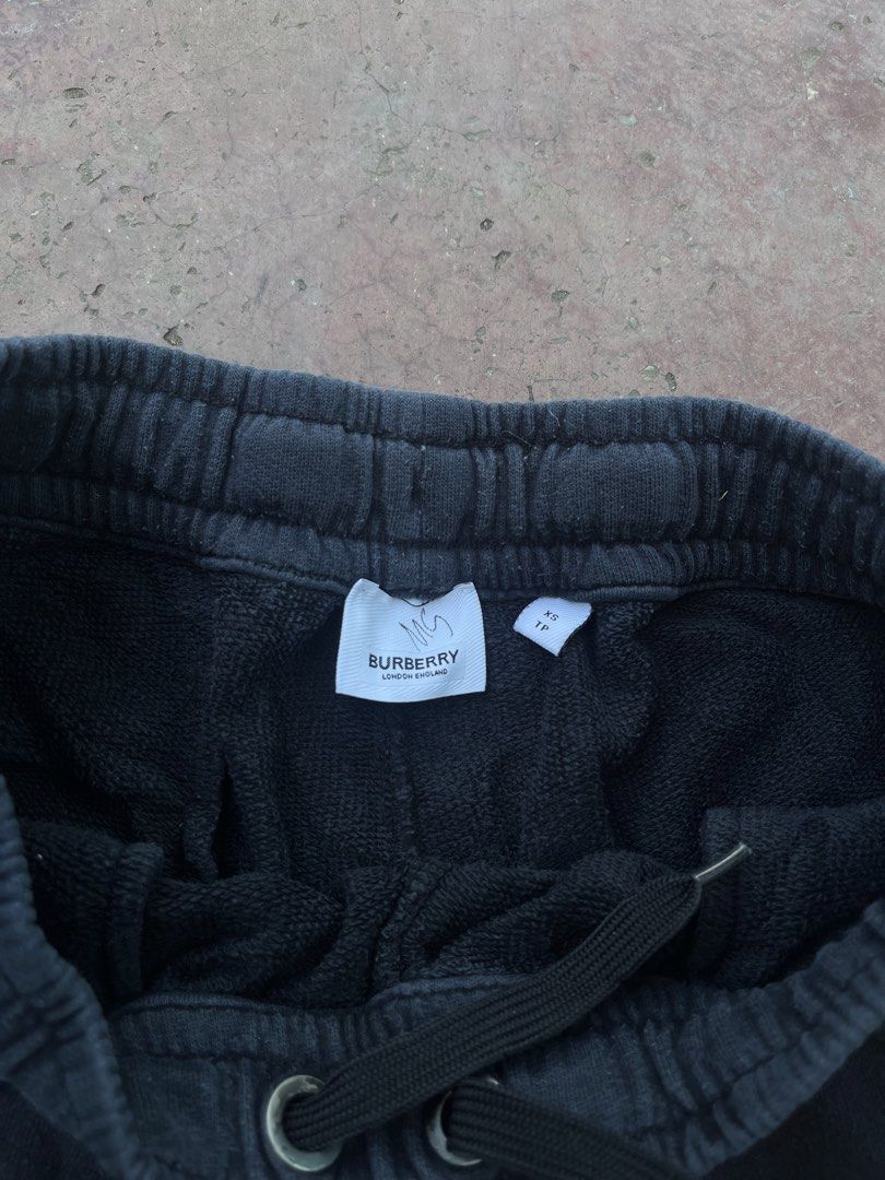 BURBERRY (Category: Shorts) located in Ipil. Submitted by cris_1999_fire (Listing ID 1469196517, Image 3). Description: Burberry short Waist:30-32 Length:20 Excellent .