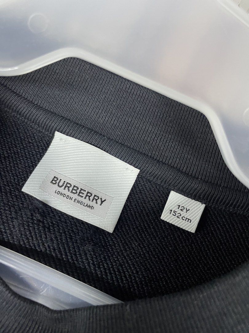 Burberry jacket (Category: Coats, Jackets and Outerwear) located in Lucena. Submitted by riyizthriftz (Listing ID 1469301840, Image 3). Description: Burberry jacket W19 L22 Excellent condition Color rate 9.8/10 .