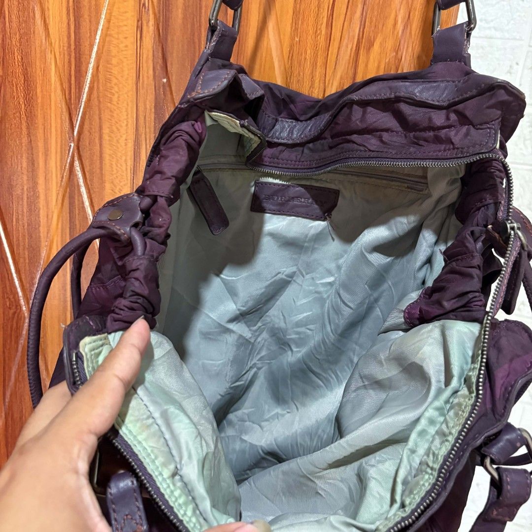 Burberry tote bag (Category: Luxury Bags & Wallets) located in Carmen. Submitted by aquarius.00 (Listing ID 1469275070, Image 2). Description: sign of used sa handle orig.