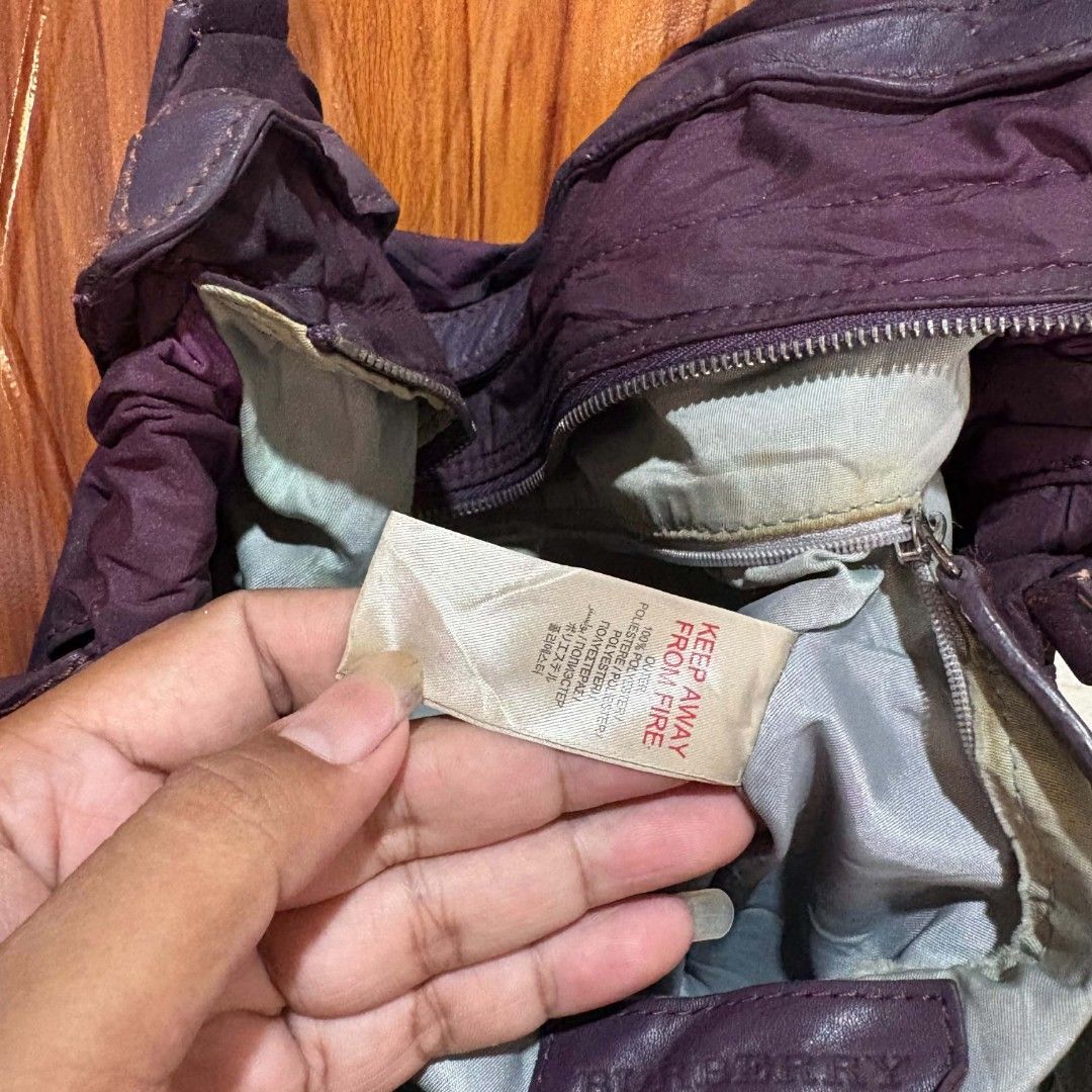 Burberry tote bag (Category: Luxury Bags & Wallets) located in Carmen. Submitted by aquarius.00 (Listing ID 1469275070, Image 3). Description: sign of used sa handle orig.