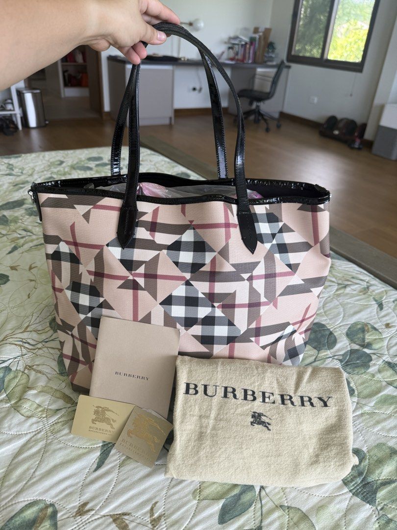 Burberry Travel Tote Bag (Category: Luxury Bags & Wallets) located in Calamba. Submitted by mom2girls (Listing ID 1469162405, Image 1). Description: Used twice only. Looks new. Pang-madam na travel bag. Shipping via LBC ONLY. SF c/o Buyer..