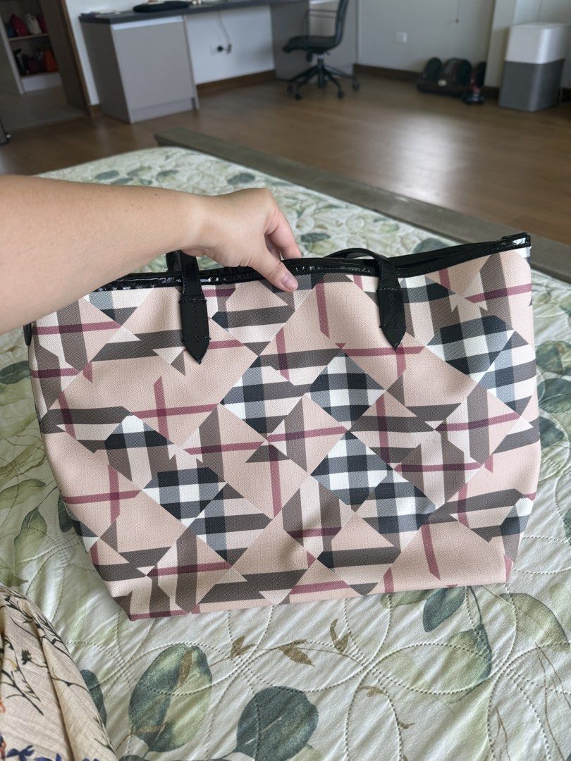 Burberry Travel Tote Bag (Category: Luxury Bags & Wallets) located in Calamba. Submitted by mom2girls (Listing ID 1469162405, Image 2). Description: Used twice only. Looks new. Pang-madam na travel bag. Shipping via LBC ONLY. SF c/o Buyer..