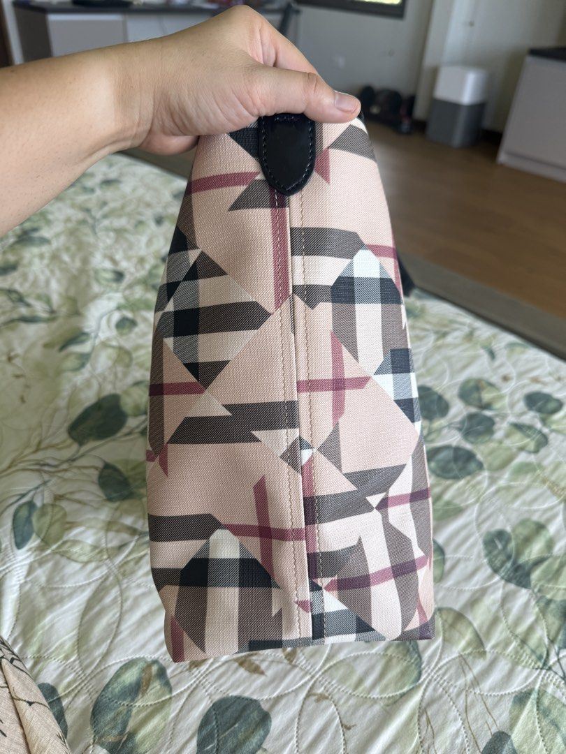 Burberry Travel Tote Bag (Category: Luxury Bags & Wallets) located in Calamba. Submitted by mom2girls (Listing ID 1469162405, Image 3). Description: Used twice only. Looks new. Pang-madam na travel bag. Shipping via LBC ONLY. SF c/o Buyer..