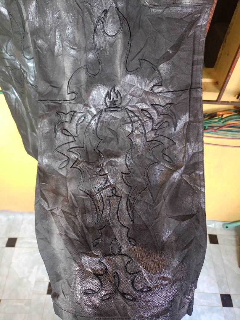 Burfict Black Coated Cargo Pants with Embroidery (Category: Jeans) located in General Mariano Alvarez. Submitted by markaj1699 (Listing ID 1469175817, Image 2). Description: - Brand/Model: Burnin Black Coated Denim Cargo Pants - Wash/Finish: Distressed metallic wash effect for a unique edge - Pockets: Multiple utility pockets equipped with zip details - Detailing: Intricate gothic embroidery on the lower legs - Hardware: Branded metal buttons and
