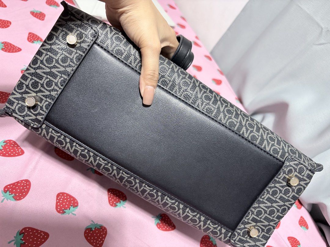 C L N Bag 🩷 (Category: Shoulder Bags) located in Santo Tomas. Submitted by shafrncsco (Listing ID 1469337930, Image 3). Description: Original CLN Bag 🩷 Twice lang nagamit then itinago na kita naman sa pics 🫶 No issues, Good as new 1800 fix Alabang Area..