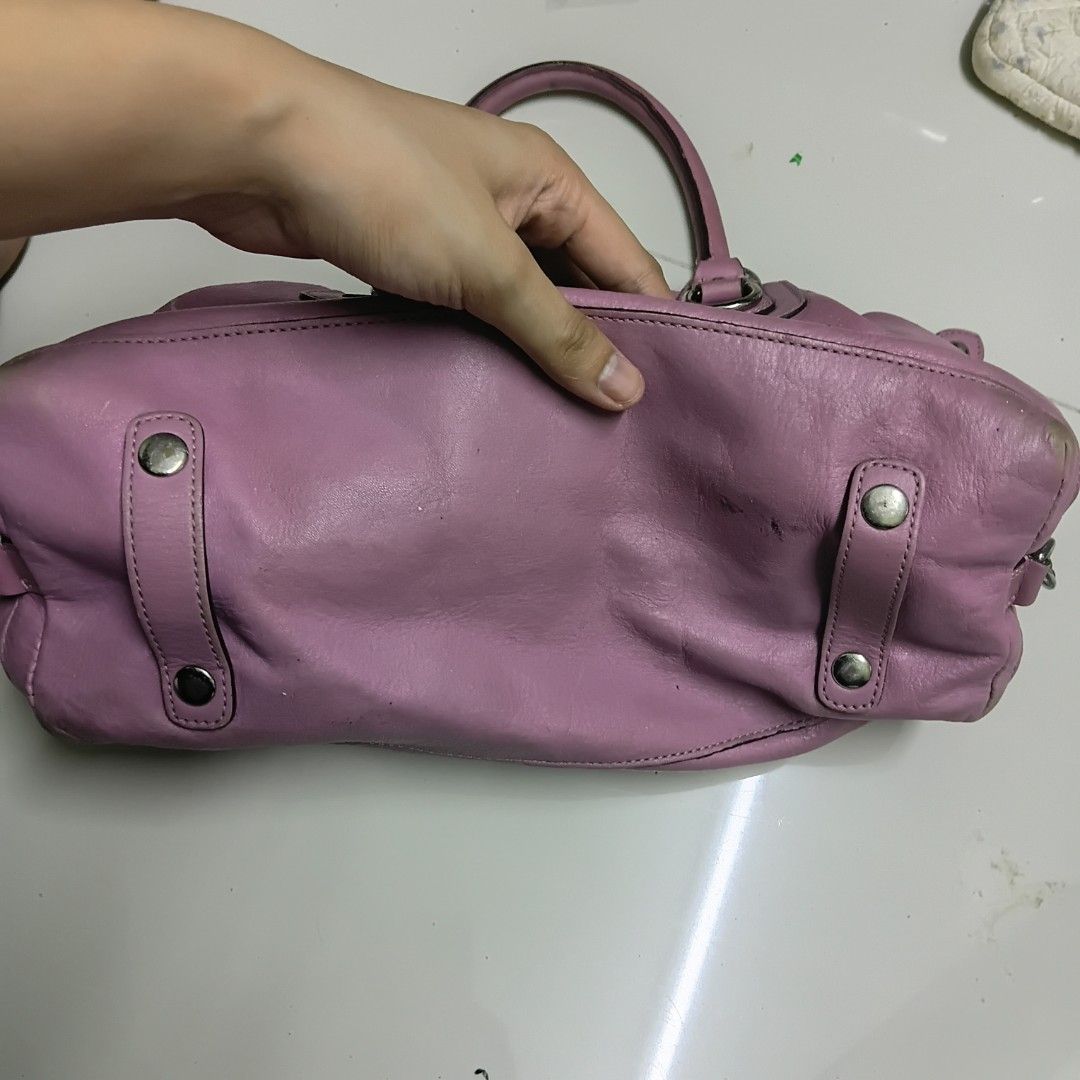 CÖACH PINK HANDBAG NO HANGTAG NO STRAP (Category: Luxury Bags & Wallets) located in Manila. Submitted by daphnefinds1 (Listing ID 1469324124, Image 3). Description: FADED EDGES, NO STRAP, NO HANG TAG... AS IS MINE AT YPUR OWN RISK FOR PERSONAL USED ONLY! SEE DETAILS BEFORE YOU MINE!.
