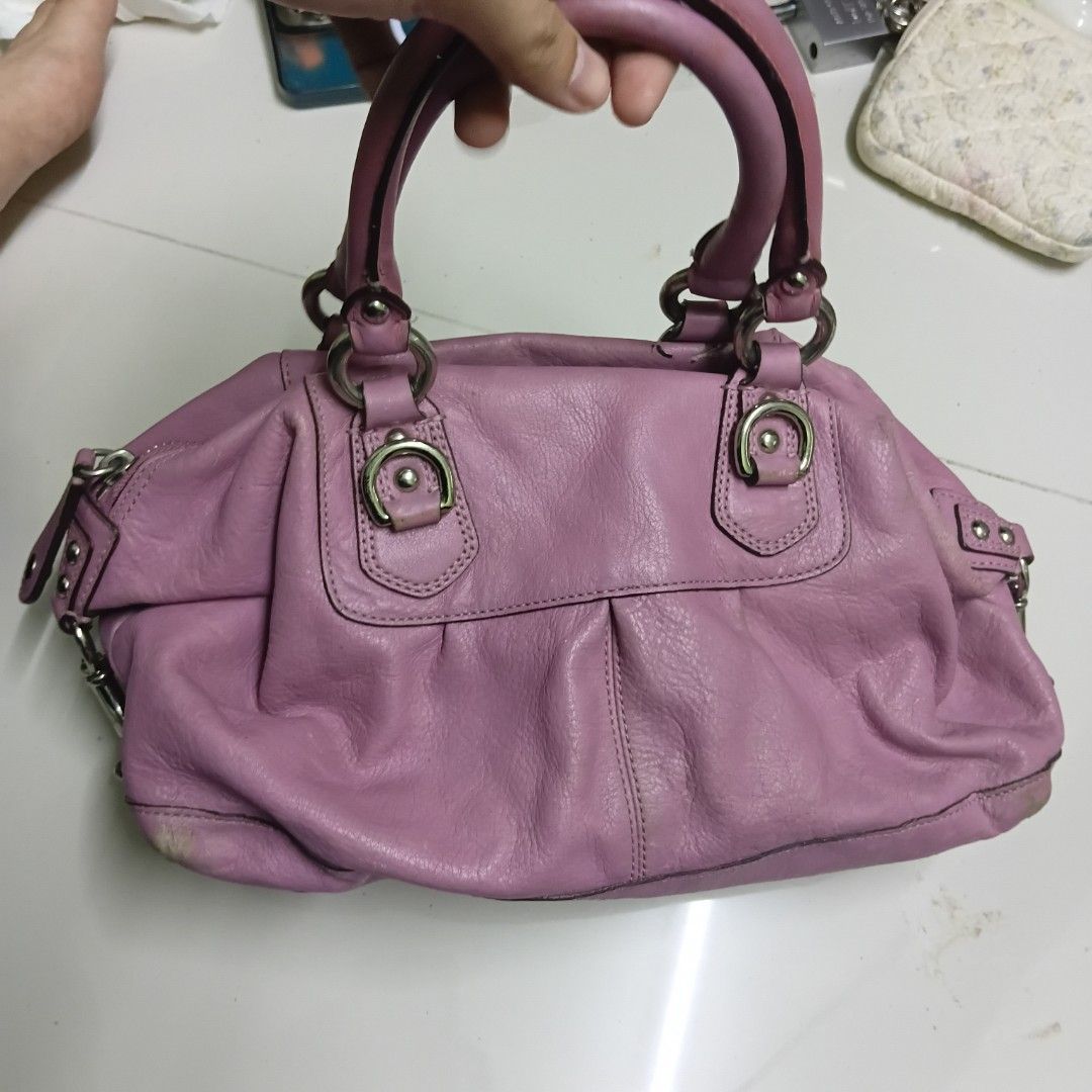 CÖACH PINK HANDBAG NO HANGTAG NO STRAP (Category: Luxury Bags & Wallets) located in Manila. Submitted by daphnefinds1 (Listing ID 1469324124, Image 2). Description: FADED EDGES, NO STRAP, NO HANG TAG... AS IS MINE AT YPUR OWN RISK FOR PERSONAL USED ONLY! SEE DETAILS BEFORE YOU MINE!.