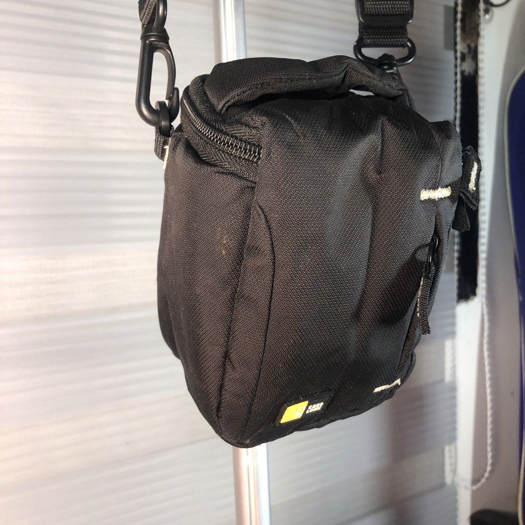 Case Logic Black Camera Shoulder Bag (Category: Camera Bags & Carriers) located in Manila. Submitted by all.dressed.up (Listing ID 1469166502, Image 3). Description: Brand: Case Logic Color: Black Material: Durable nylon with sturdy zippers Strap: Adjustable and detachable Compartments: Wide-opening main compartment with an inner zipped pocket Compatibility: Compact size Condition: Clean interior and exterior Strictly no return, no exchange WYSIW