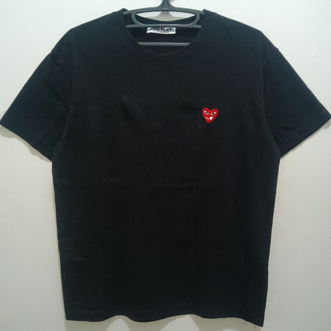 CDG PLAY Minimalist Logo Shirt (Category: Tshirts & Polo Shirts ) located in Caloocan City. Submitted by jaychingsss (Listing ID 1469340575, Image 1). Description: CDG Play Minimalist Logo Shirt - 150 20x27 Color Rate: 9.5/10 With Necktag, Cut Washtag NEED WASH.