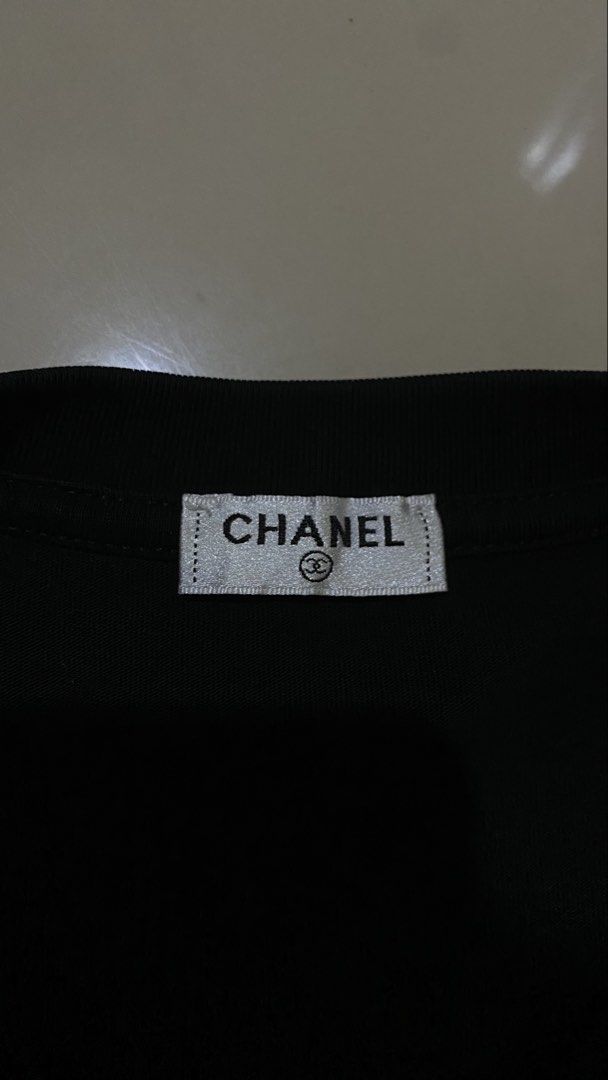 Chanel black paris t shirt (Category: Coats, Jackets and Outerwear) located in Nagcarlan. Submitted by nsh.c (Listing ID 1469185506, Image 3). Description: Excellent conditio Like new Dimes:28X22.5 No issue sobrang ganda.