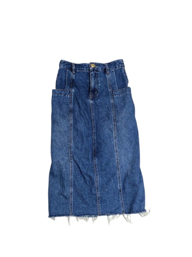 Chanel midi denim skirt (Category: Skirts) located in Batangas. Submitted by thevanitychamber (Listing ID 1469191325, Image 2). Description: cut label.