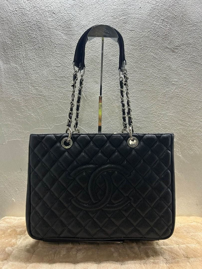 CHANELBLACK SHOULDER BAG (Category: Shoulder Bags) located in Caloocan City. Submitted by j3ngsanity (Listing ID 1469313021, Image 1). Description: ISSUE : LEATHER SCRATCHES / 1 SLICE SA ILALIM / MISSING PULLER SA MID COMPARTMENT WITH MICROCHIP.