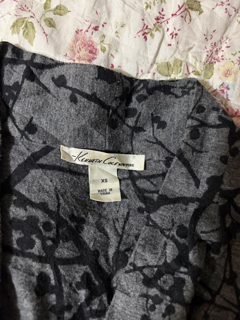 Charcoal Print Top (Category: Blouses) located in Muntinlupa City. Submitted by herellas0504 (Listing ID 1469303406, Image 2). Description: Charcoal Print Top Mine: 200 | Lock: 300 ———————————— size: xs-small sign of usage only, still in good condition willing to keep!.