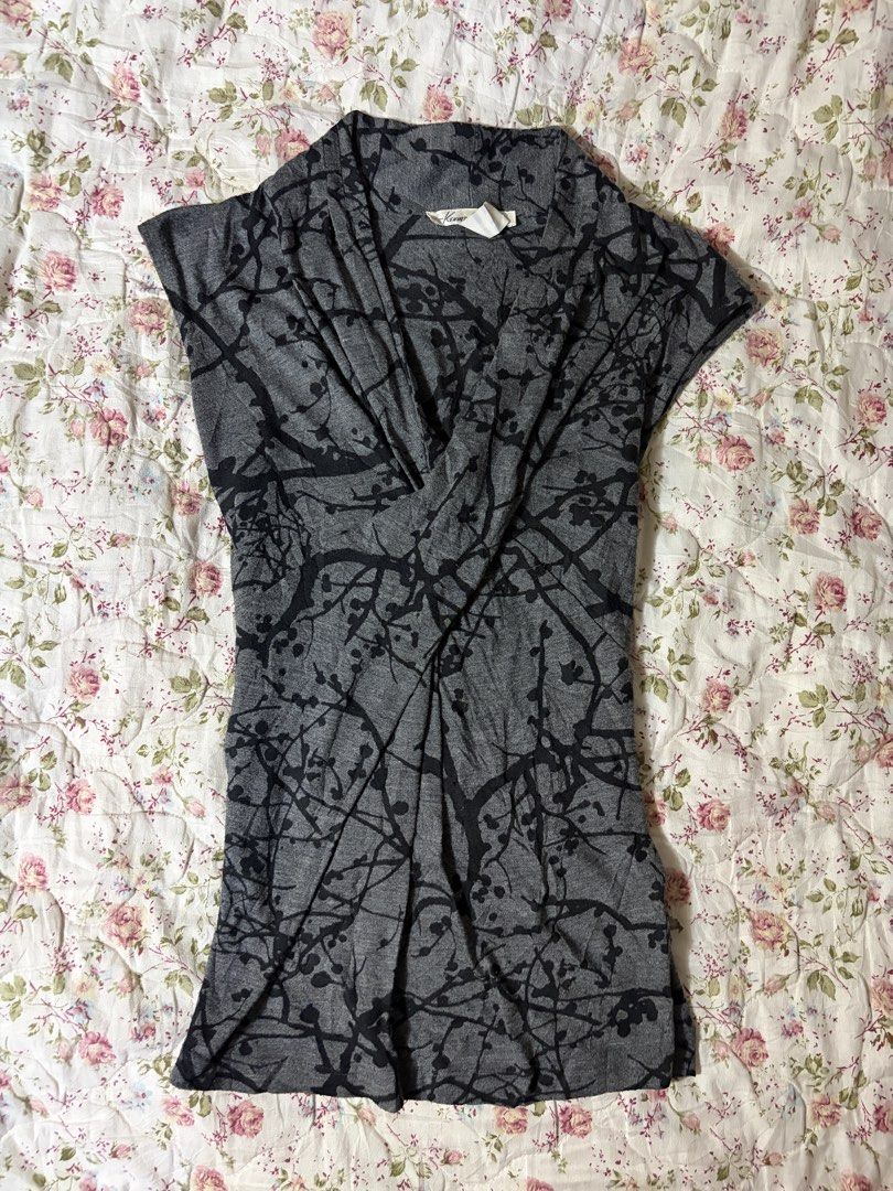 Charcoal Print Top (Category: Blouses) located in Muntinlupa City. Submitted by herellas0504 (Listing ID 1469303406, Image 1). Description: Charcoal Print Top Mine: 200 | Lock: 300 ———————————— size: xs-small sign of usage only, still in good condition willing to keep!.