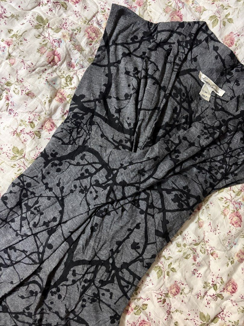 Charcoal Print Top (Category: Blouses) located in Muntinlupa City. Submitted by herellas0504 (Listing ID 1469303406, Image 3). Description: Charcoal Print Top Mine: 200 | Lock: 300 ———————————— size: xs-small sign of usage only, still in good condition willing to keep!.