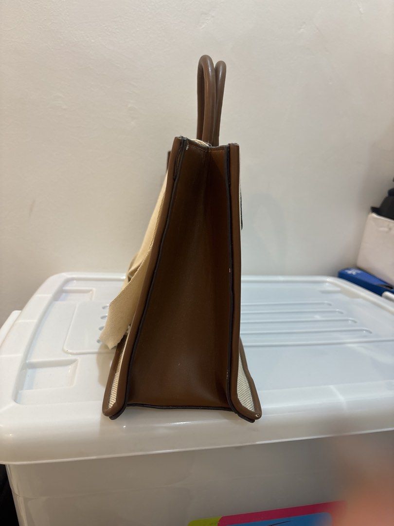 Charles and Keith Bag - Itzy collab (Category: Shoulder Bags) located in Manila. Submitted by ramenairab (Listing ID 1469162561, Image 2). Description: .