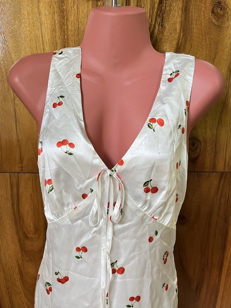 Cherry Satin Mini Sleeveless Dress (Category: Dresses) located in Cabanatuan. Submitted by winx_closeth (Listing ID 1469209401, Image 2). Description: W/ side zipper Flaws are shown on the photos.