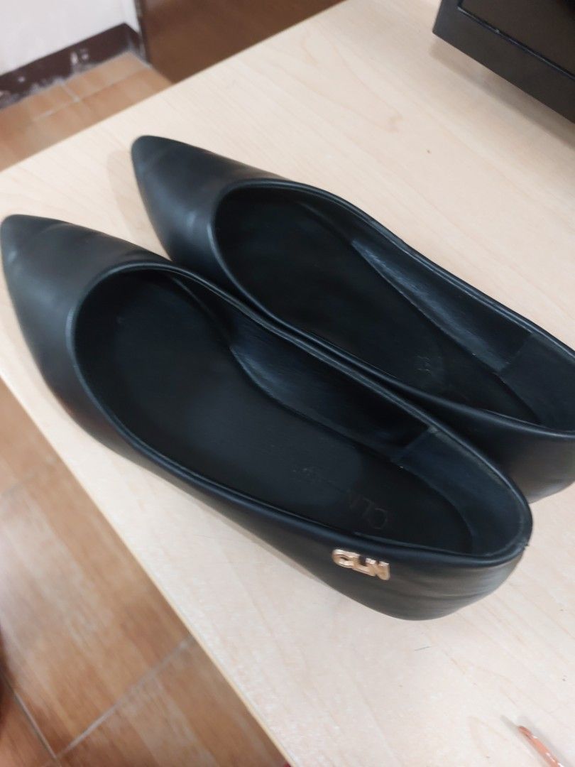 CLN Black Pointed Toe Flats [Size 41] (Category: Flats & Sandals) located in Pasig City. Submitted by iyaa123 (Listing ID 1469229365, Image 1). Description: Other Info: No box included Payment Method: GCash, Maribank, or Bank (BPI) Delivery Option: Grab Lalamove J&T * Delivery Expense to be shouldered by BUYER * Delivery within Metro Manila as much as possible * Location of Seller: Pasig RFS: Decluttering Disclaimer PLS MANAGE YOUR EXPECTATIONS N