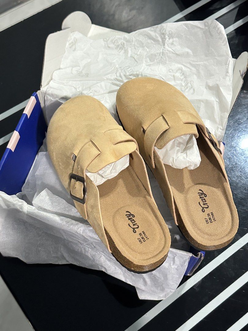 Clog shoes (Category: Slippers and slides) located in Manila. Submitted by jnh.joyyy (Listing ID 1469370091, Image 3). Description: Clog shoes Women size 38.