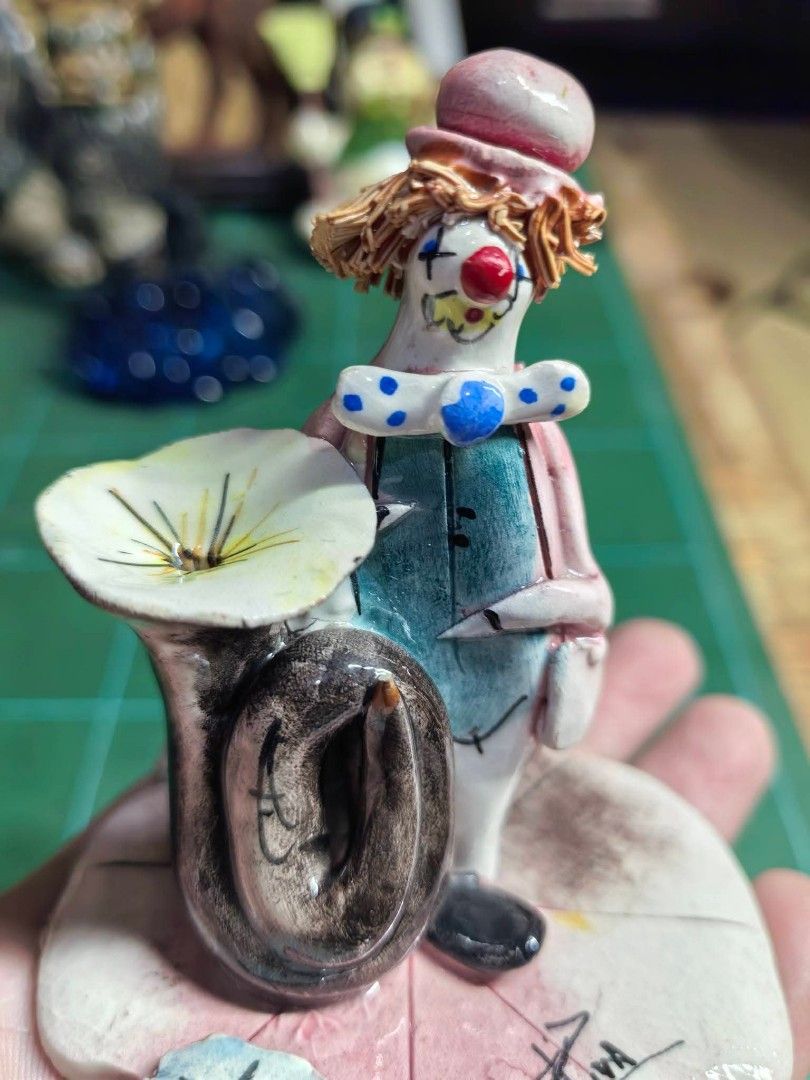 Clown Figurine (Category: Other Home Decor) located in Cebu City. Submitted by dudes_villanueva (Listing ID 1469273571, Image 2). Description: Clown Figurine in excellent condition Height: 3in.