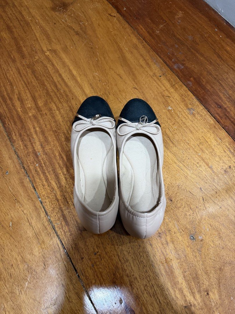 CMG Ballet Flats Black Beige Cap Toe (Category: Flats & Sandals) located in Quezon City. Submitted by prelovedthingsbybree (Listing ID 1469257292, Image 1). Description: - Brand: CMG - Style: Ballet flats with beige and black cap toe - Details: Cute mini bow on the front with metallic hardware - Fit: Slip-on style, super easy to wear everyday - Size: 37 (marked on soles) - Condition: Bottom soles show light wear from walking.
