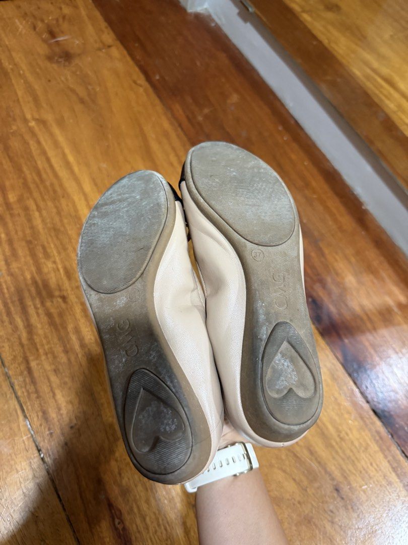 CMG Ballet Flats Black Beige Cap Toe (Category: Flats & Sandals) located in Quezon City. Submitted by prelovedthingsbybree (Listing ID 1469257292, Image 2). Description: - Brand: CMG - Style: Ballet flats with beige and black cap toe - Details: Cute mini bow on the front with metallic hardware - Fit: Slip-on style, super easy to wear everyday - Size: 37 (marked on soles) - Condition: Bottom soles show light wear from walking.