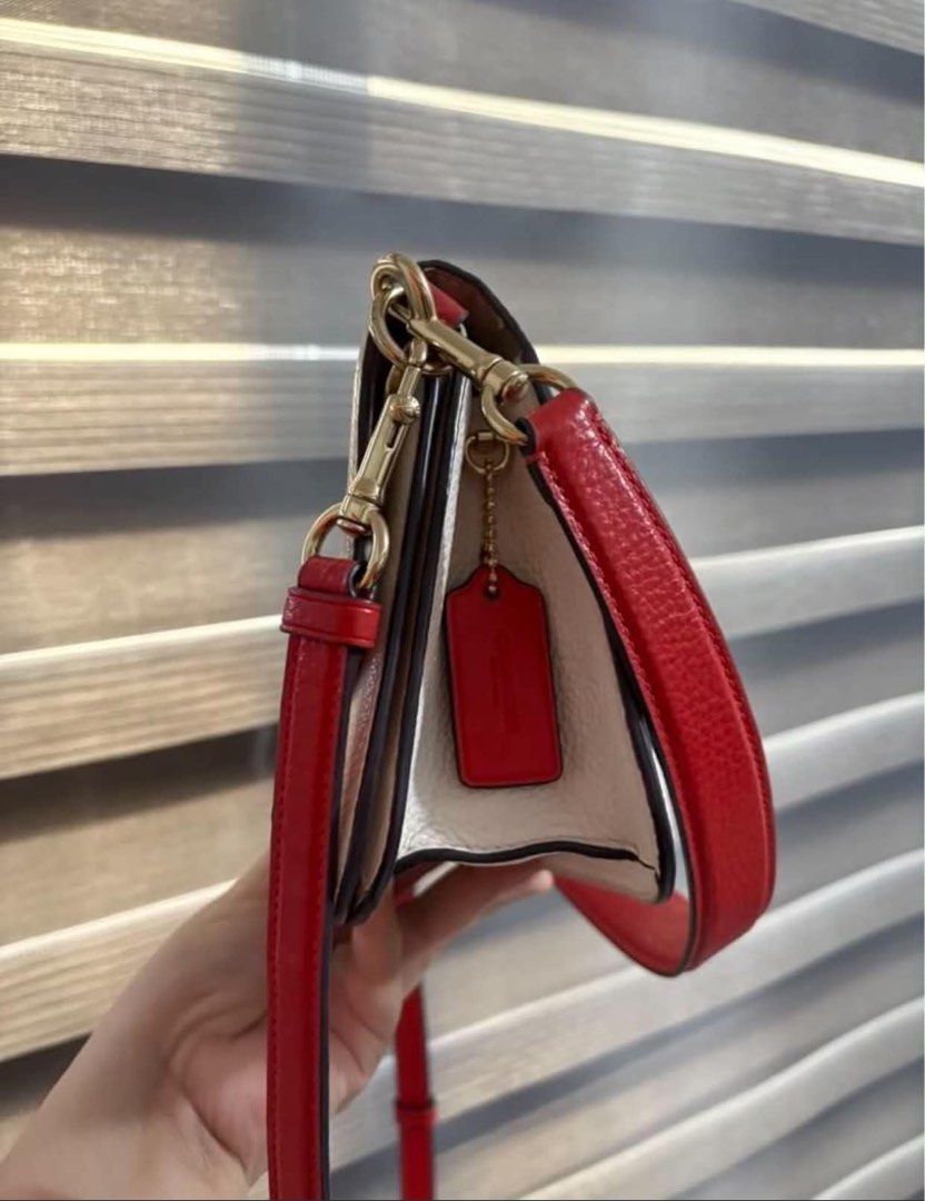 Coach (Category: Luxury Bags & Wallets) located in Bacolod City. Submitted by sebastianc97758 (Listing ID 1469250473, Image 3). Description: preloved auth crossbody bag.