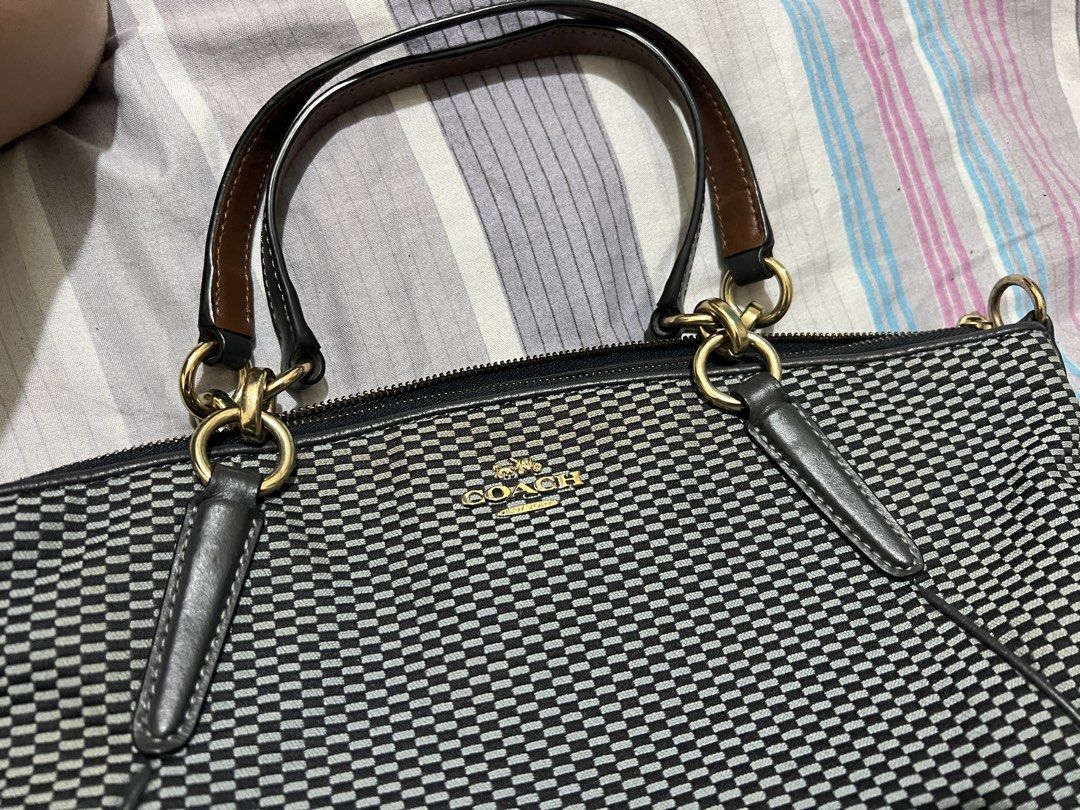 Coach 2-way handbag black bag (Category: Luxury Bags & Wallets) located in Navotas City. Submitted by maxspreloved (Listing ID 1469185832, Image 2). Description: Coach 2-way handbag (has a sling!) Authentic from the States Condition: 8.5/10 RFS: decluttering.