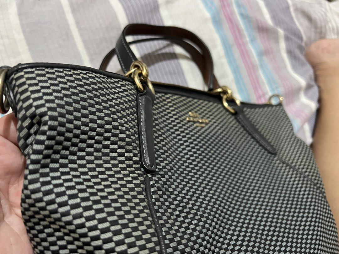 Coach 2-way handbag black bag (Category: Luxury Bags & Wallets) located in Navotas City. Submitted by maxspreloved (Listing ID 1469185832, Image 3). Description: Coach 2-way handbag (has a sling!) Authentic from the States Condition: 8.5/10 RFS: decluttering.