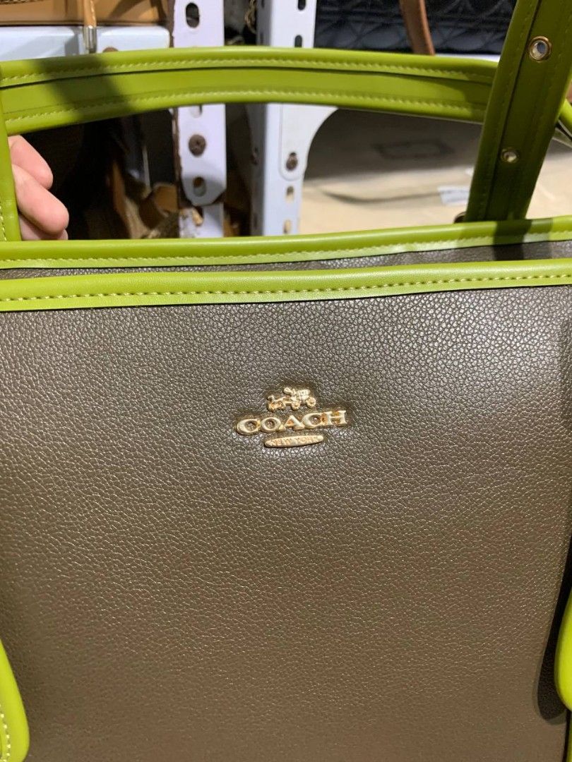Coach Ashton Tote Bag (Category: Tote Bags) located in Valenzuela. Submitted by _prettysimplecollection (Listing ID 1469319204, Image 2). Description: .