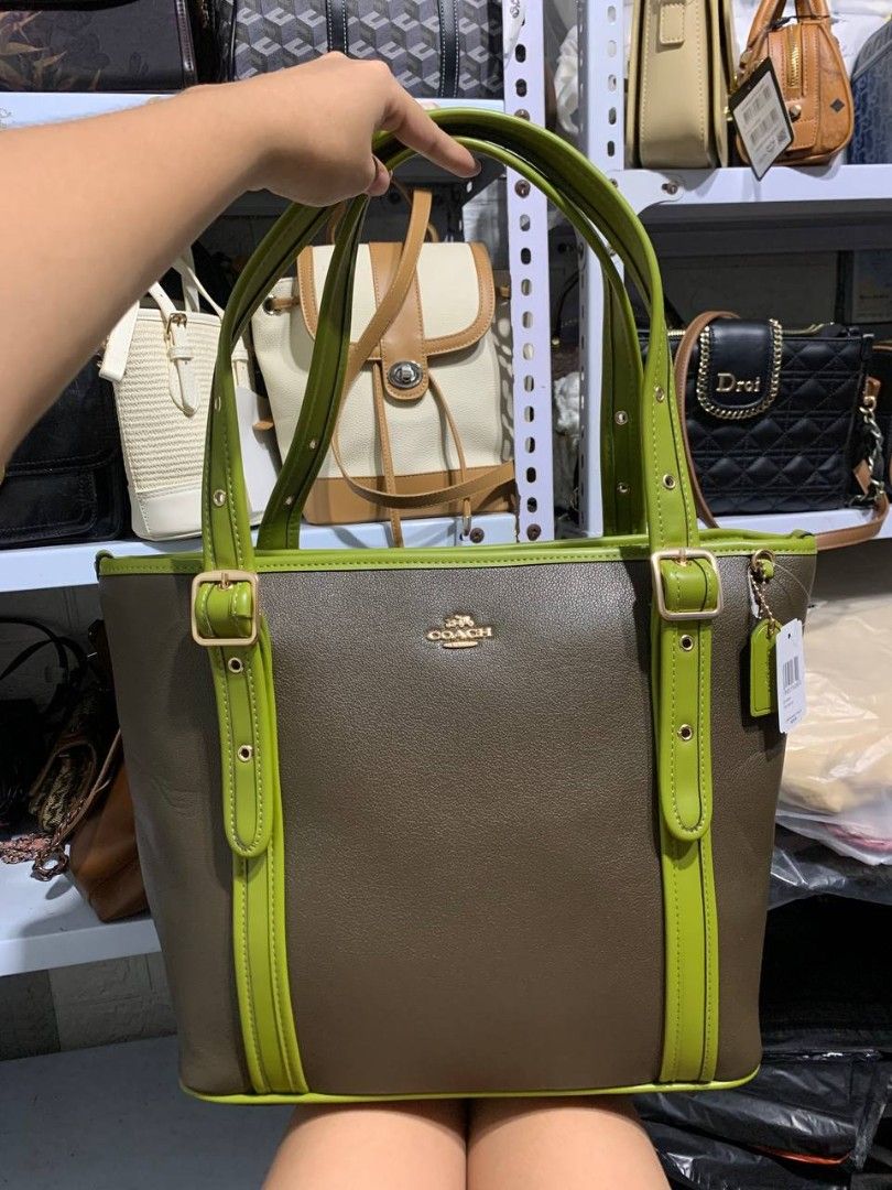 Coach Ashton Tote Bag (Category: Tote Bags) located in Valenzuela. Submitted by _prettysimplecollection (Listing ID 1469319204, Image 1). Description: .