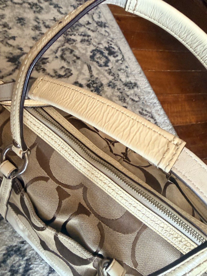 Coach canvas (Category: Luxury Bags & Wallets) located in San Pascual. Submitted by s3resale (Listing ID 1469176311, Image 3). Description: Slight yellowish sa white part barely noticable ( vintage) No rubs Clean interior Ready to use...