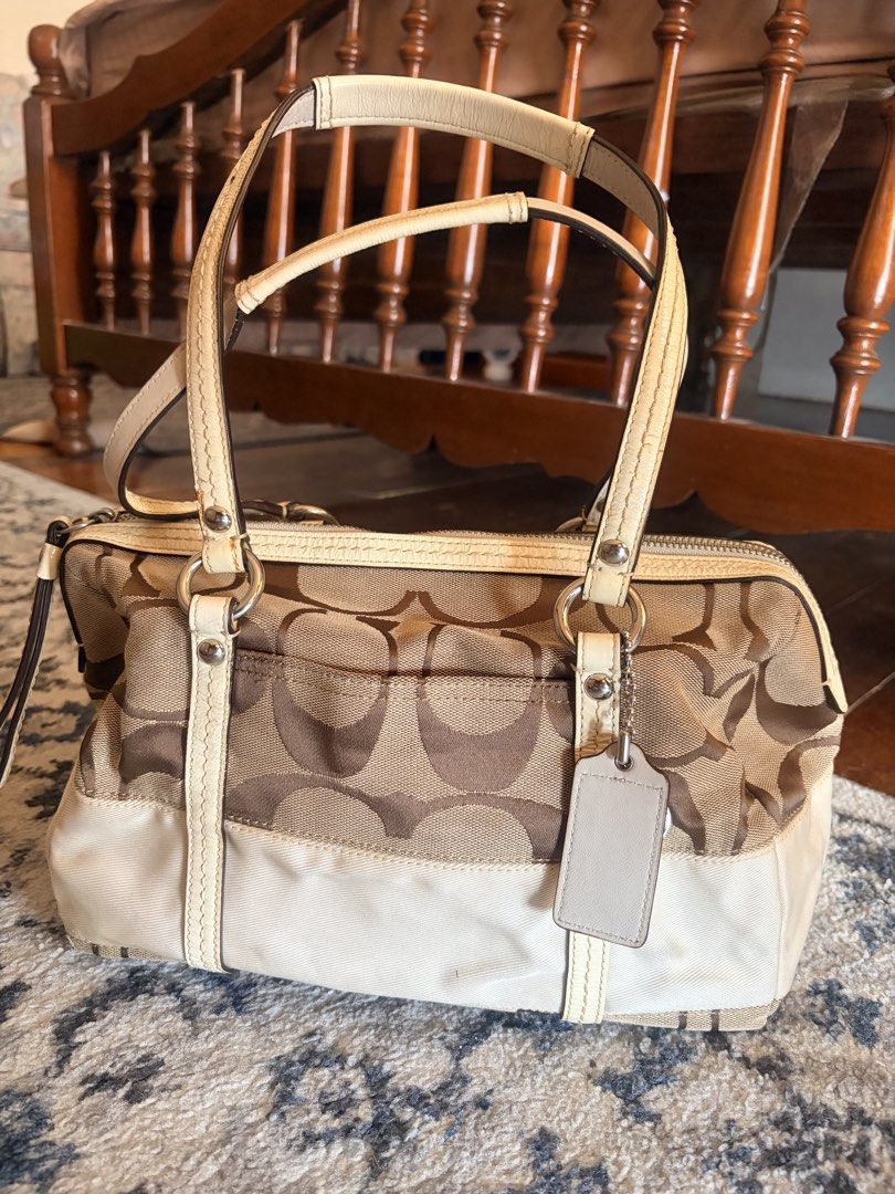 Coach canvas (Category: Luxury Bags & Wallets) located in San Pascual. Submitted by s3resale (Listing ID 1469176311, Image 1). Description: Slight yellowish sa white part barely noticable ( vintage) No rubs Clean interior Ready to use...