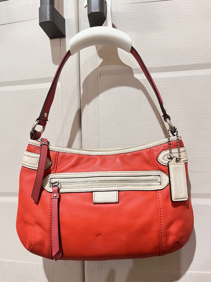 Coach Daisy Spectator Leather Hobo Bag (Category: Luxury Bags & Wallets) located in Pasig City. Submitted by irene.joy1913_picks (Listing ID 1469177802, Image 2). Description: .