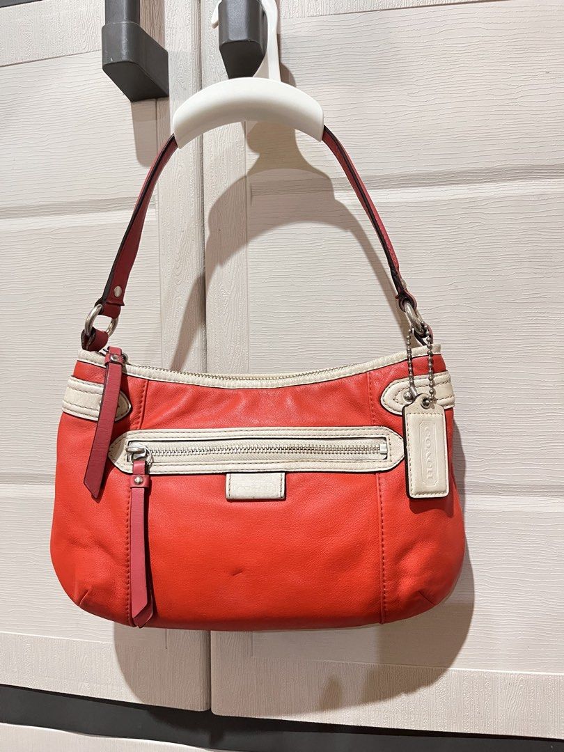 Coach Daisy Spectator Leather Hobo Bag (Category: Luxury Bags & Wallets) located in Pasig City. Submitted by irene.joy1913_picks (Listing ID 1469177802, Image 1). Description: .