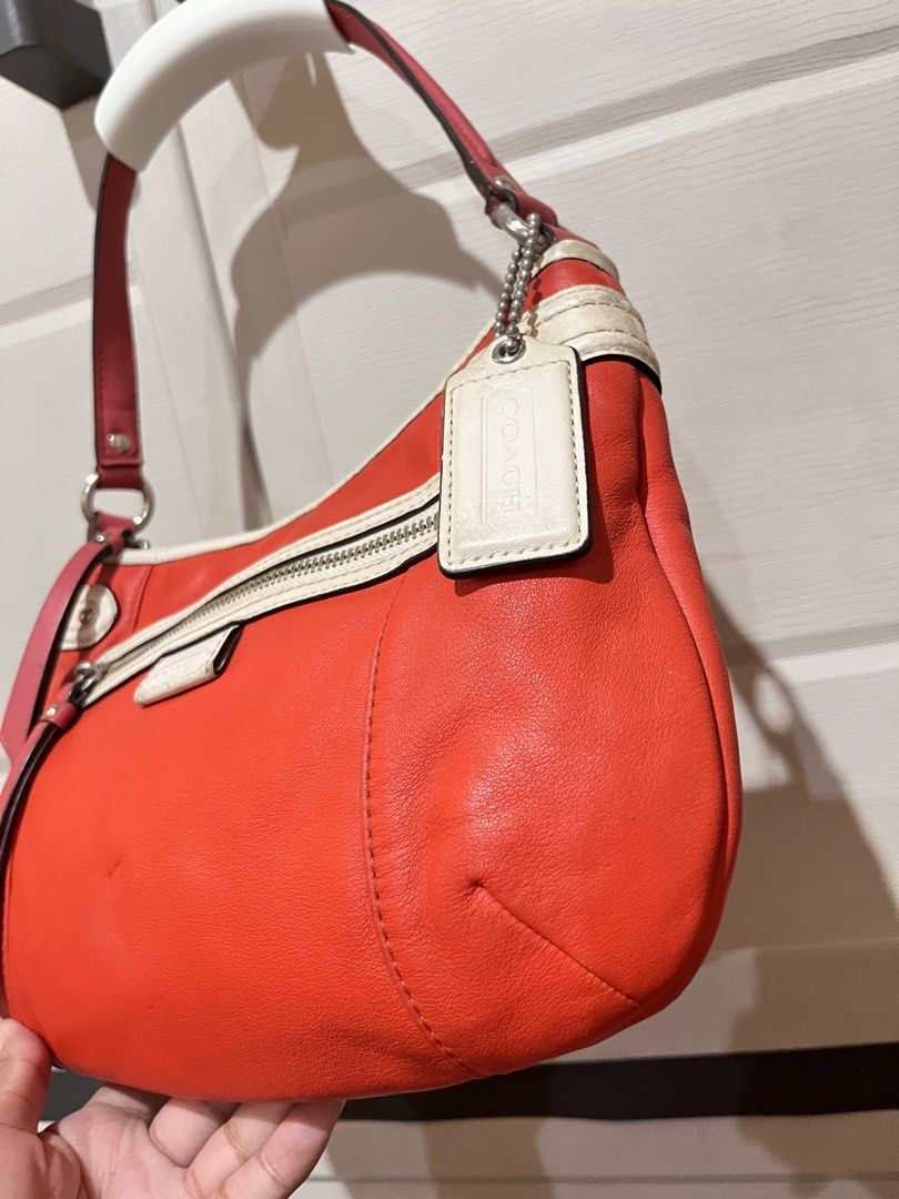 Coach Daisy Spectator Leather Hobo Bag (Category: Luxury Bags & Wallets) located in Pasig City. Submitted by irene.joy1913_picks (Listing ID 1469177802, Image 3). Description: .