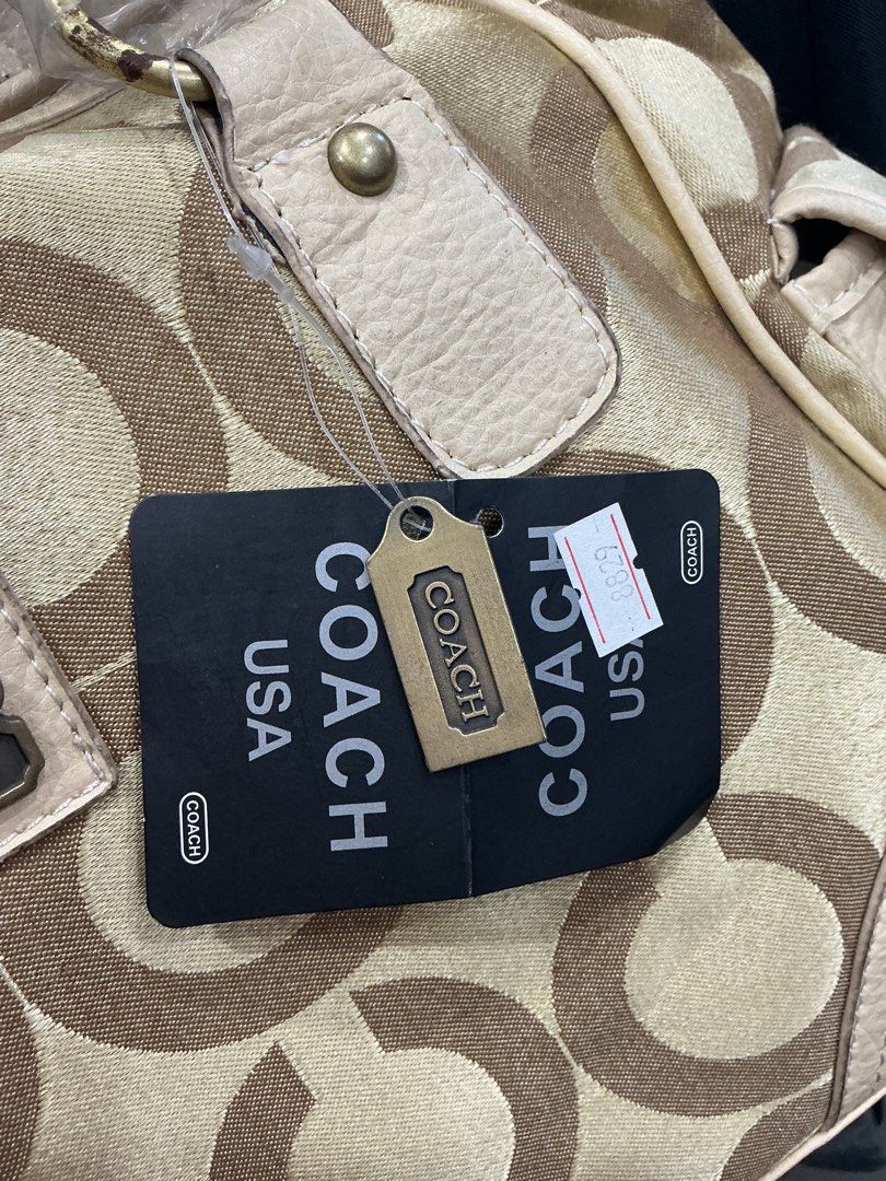Coach Double Pocket in Tan (Category: Luxury Bags & Wallets) located in Caloocan City. Submitted by aesthetix. (Listing ID 1469220639, Image 3). Description: NGA no rubs 💞 Complete with hang tag 💞.