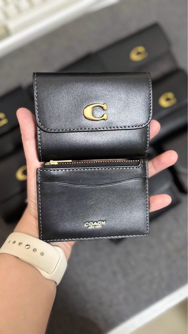 Coach Essential 2 in 1 wallet black (Category: Wallets & Card holders) located in Rizal. Submitted by mclluxurycollection (Listing ID 1469220922, Image 2). Description: Brand new Guaranteed original 💯 Free shipping na to.