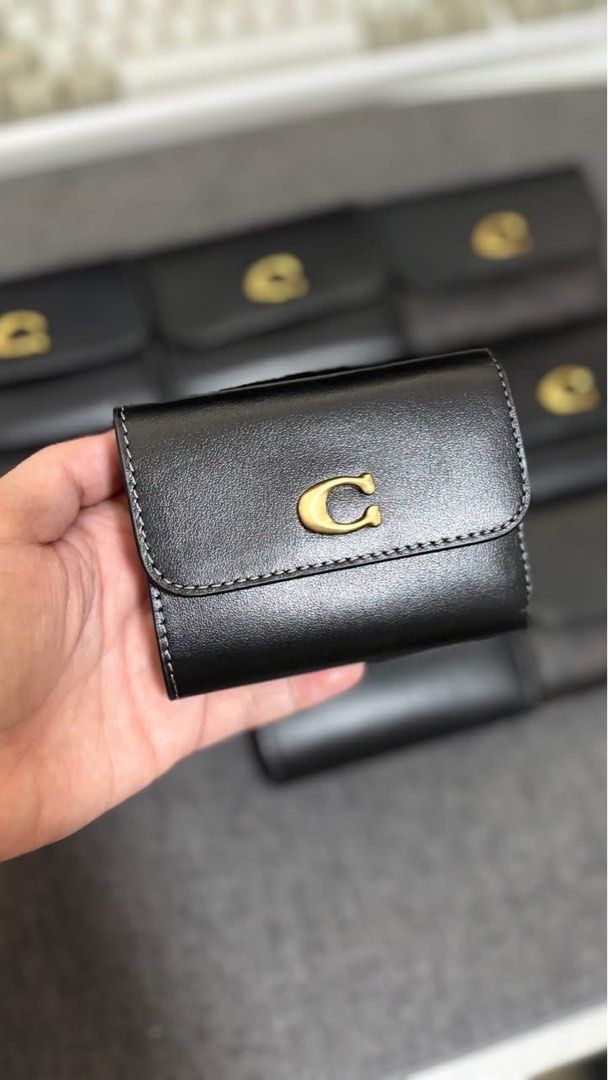 Coach Essential 2 in 1 wallet black (Category: Wallets & Card holders) located in Rizal. Submitted by mclluxurycollection (Listing ID 1469220922, Image 1). Description: Brand new Guaranteed original 💯 Free shipping na to.