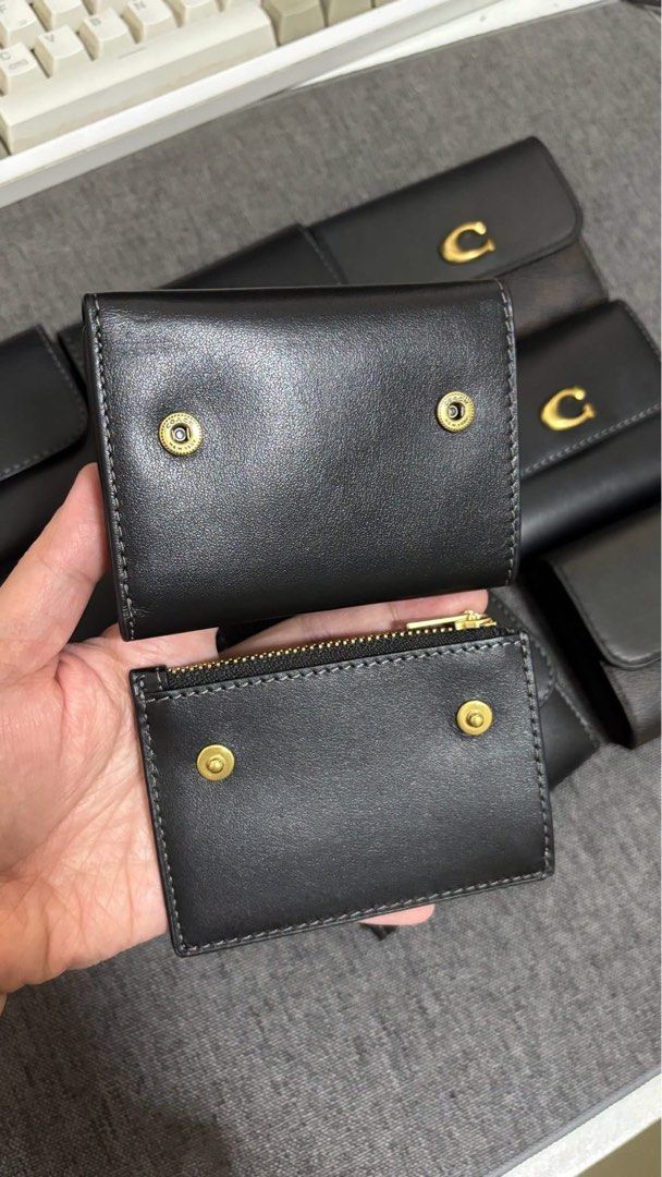 Coach Essential 2 in 1 wallet black (Category: Wallets & Card holders) located in Rizal. Submitted by mclluxurycollection (Listing ID 1469220922, Image 3). Description: Brand new Guaranteed original 💯 Free shipping na to.