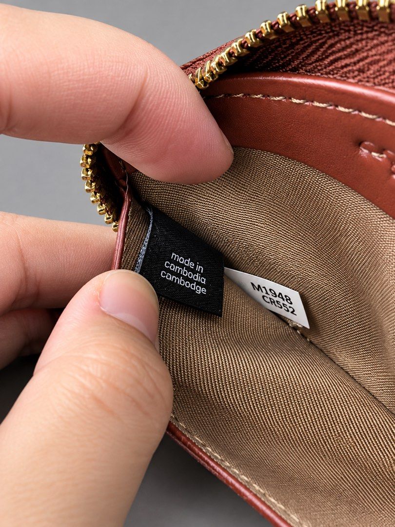 Coach Essential Small Zip Around Case in Signature Canvas (Category: Wallets & Card holders) located in Binan City. Submitted by pinkykeenshop (Listing ID 1469229258, Image 3). Description: .