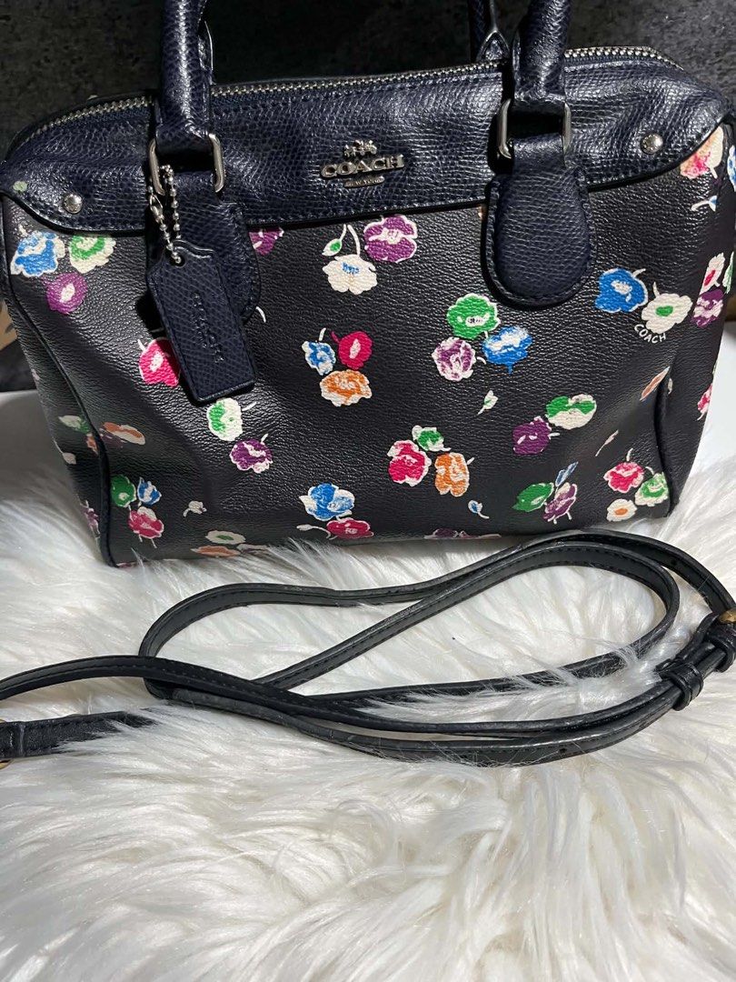 Coach hand/sling bag (Category: Cross-body Bags) located in Caloocan City. Submitted by trebdy01 (Listing ID 1469168634, Image 2). Description: .
