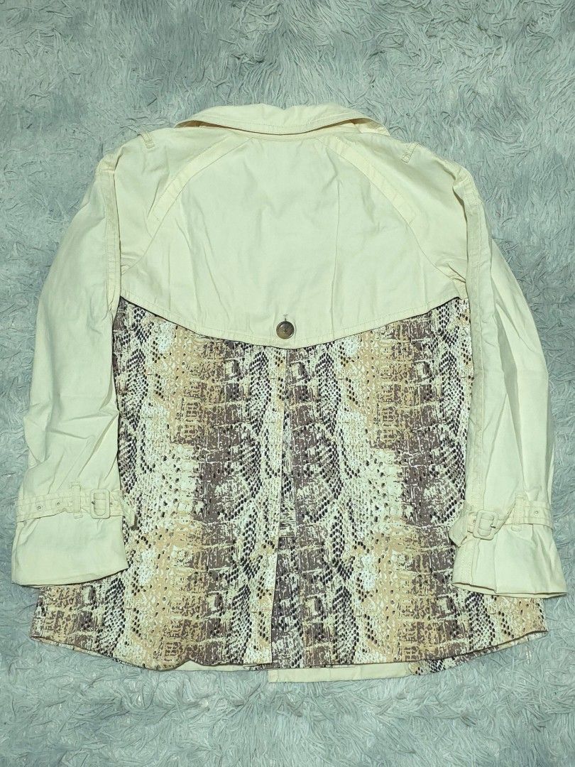 Coach Jacket (Category: Coats, Jackets and Outerwear) located in Abulug. Submitted by humanwhosellthings (Listing ID 1469321092, Image 2). Description: Size Medium 19.5W x 26L Excellent Condition No issue.