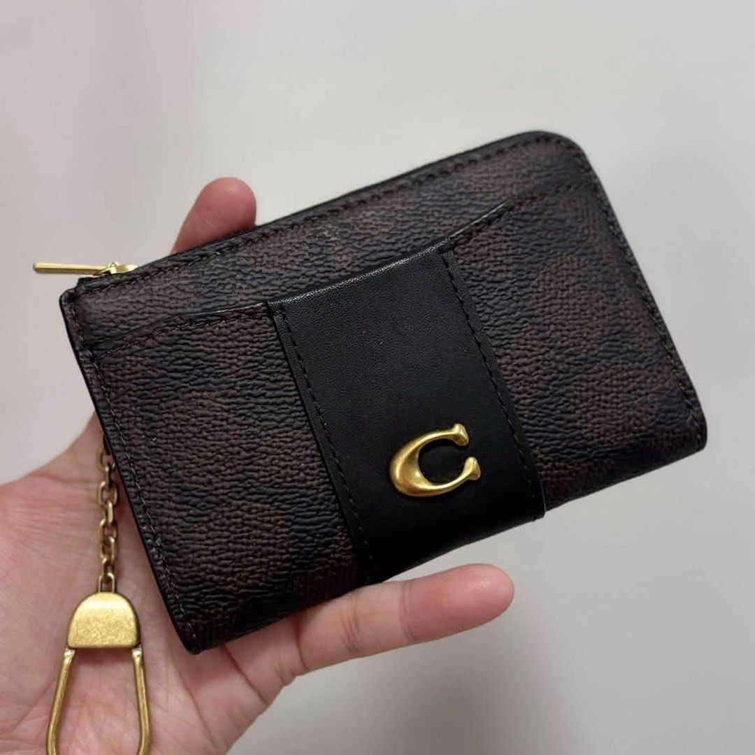 Coach Key Zip Card Case (Category: Wallets & Card holders) located in Rizal. Submitted by mclluxurycollection (Listing ID 1469222196, Image 1). Description: Brand new Guaranteed original 💯 Last 1 pc.