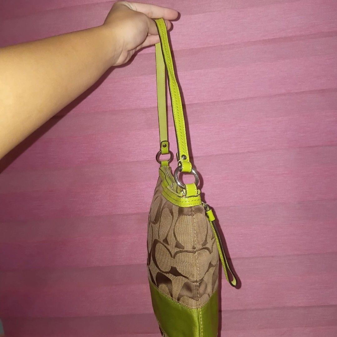 COACH LIME GREEN SHOULDER BAG (Category: Luxury Bags & Wallets) located in Manila. Submitted by twentyfifthbymaria (Listing ID 1469299067, Image 3). Description: -sourced from Japan -fits an ipad -on hand:>.